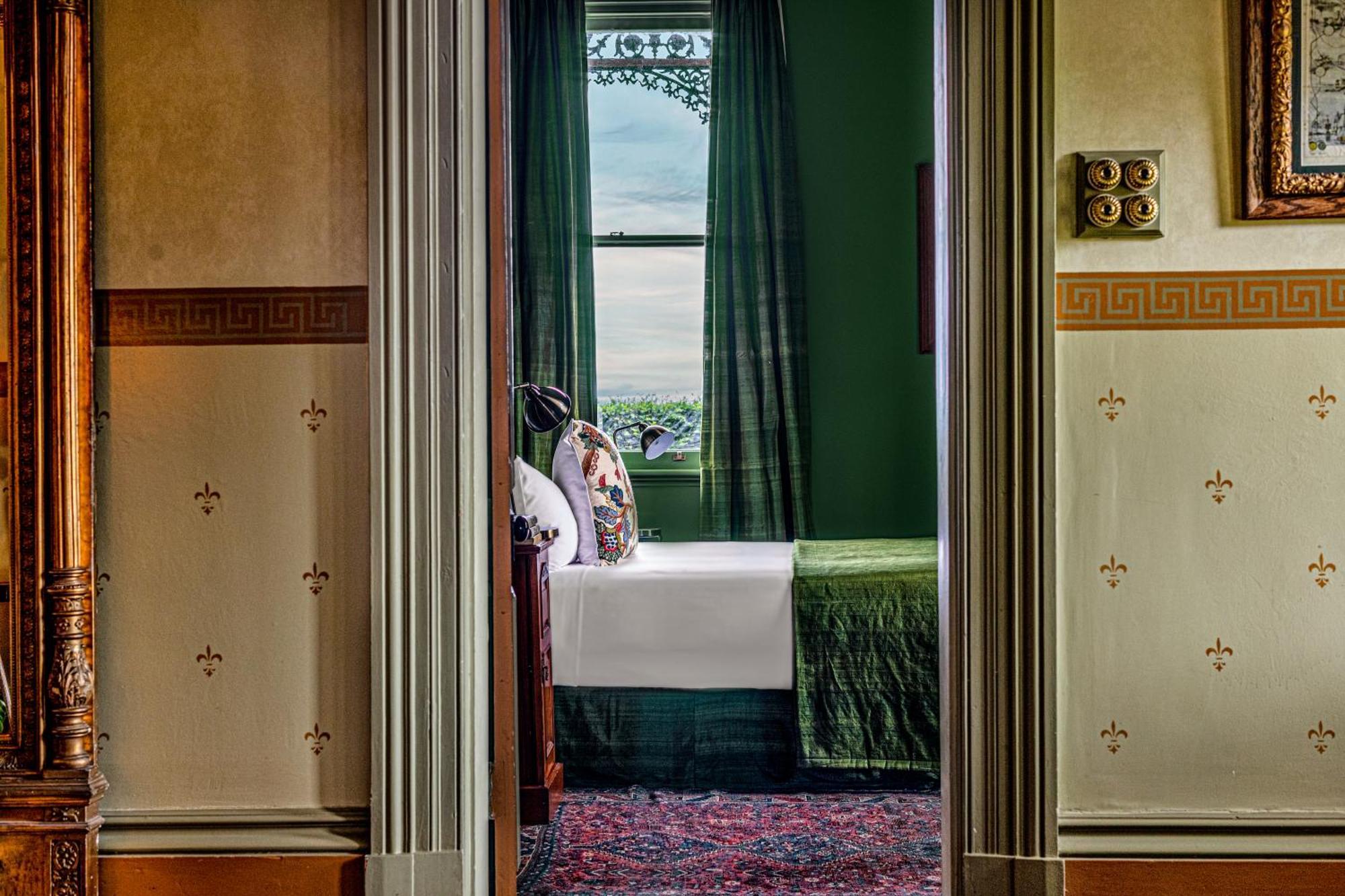 The Corinda Collection Hobart Quarto foto